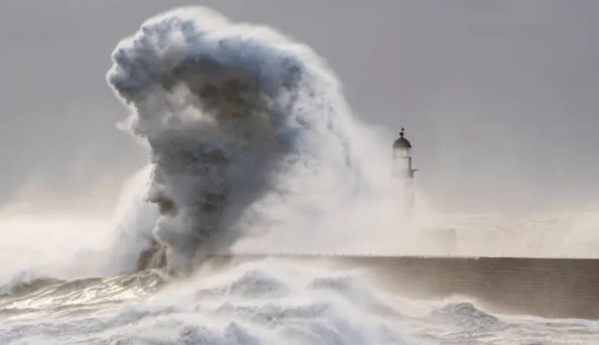 Crashing Wave Appears To Show Face Of Poseidon God Of The Sea Ladbible