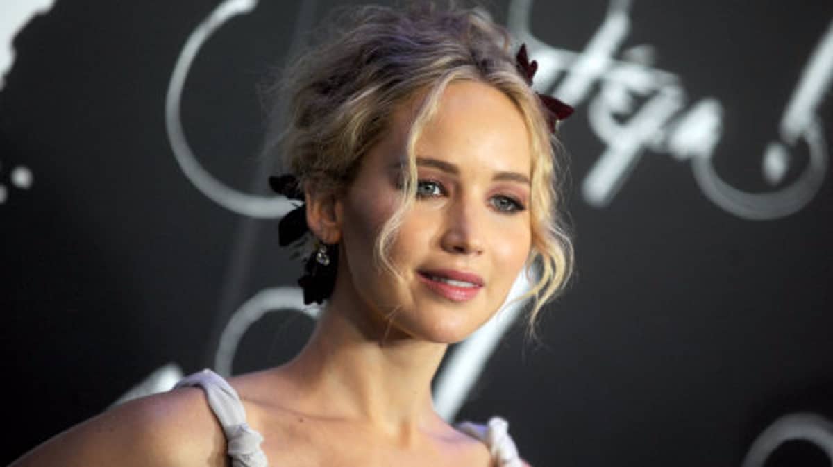 Jennifer Lawrence Admits She's An 'A**hole*' To Her Fans In Public -  LADbible