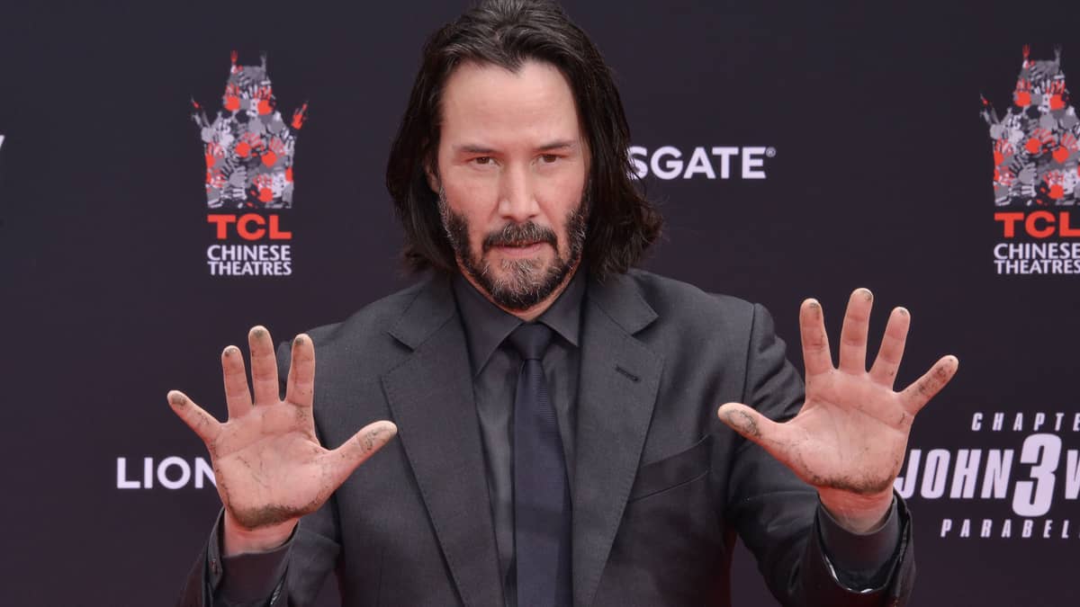 Keanu Reeves Is Being Praised For Considerate Behaviour Towards Female Fans Ladbible