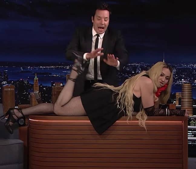 Мадона се качи на бюрото на Джими Фалън по време на шоуто му