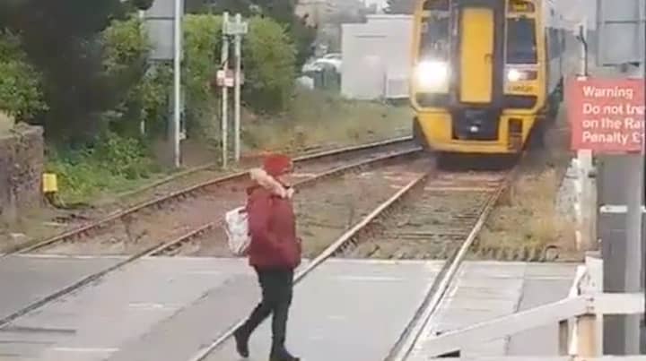 Incredibly Reckless Woman Ignored Railway Crossing And Wandered Over Tracks Ladbible